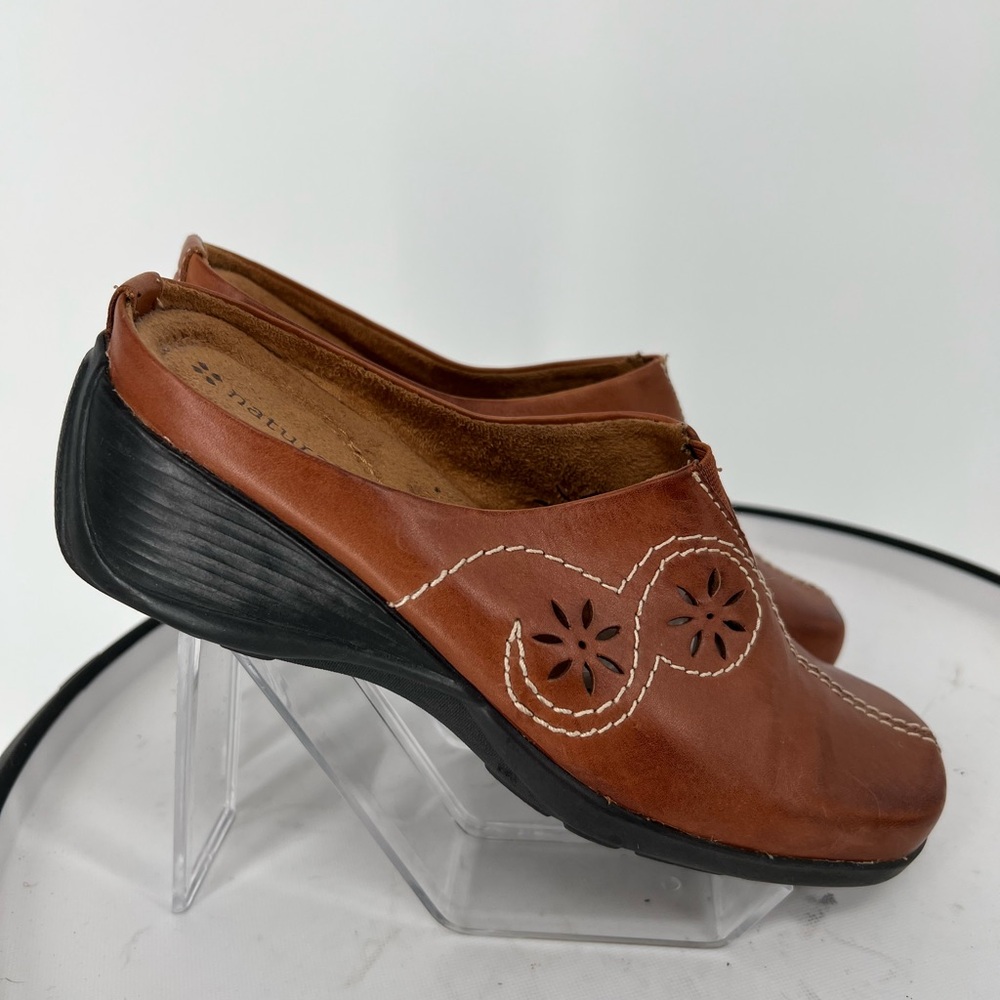 NATURALIZER CARAMEL ALEXIS MULES IN RICH LEATHER WITH PADDED INSOLES